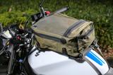画像: スズキ SV650ABSに、帆布Lサイズを装着。ゴムベルトでマウントを固定して、バッグを取り付けるシステムはコロナのタンクバッグならではのスタイル。マウントの裏側のクッション材には「EVAフォーム」を新採用。