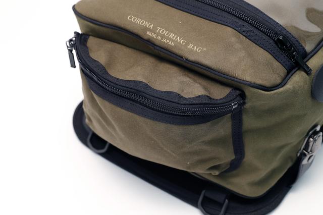 画像: Lサイズのバッグには、小物入れ用のポケットも装備する。