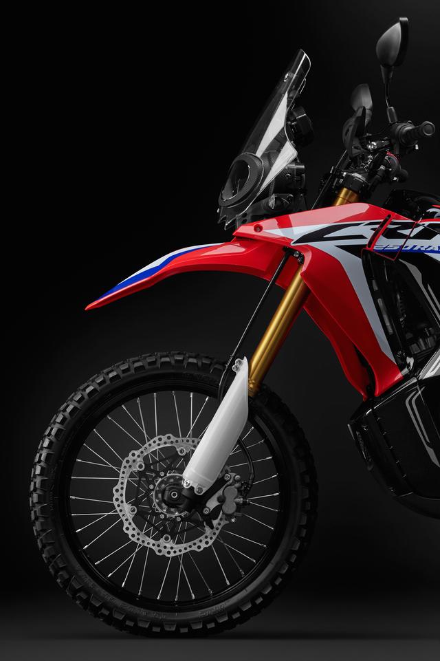 画像: フロントサスペンション長はベースモデルのCRF250Lから30mm延長。新設計のフォーク形状を採用し、セッティングも最適化されている。また、フロントブレーキφ296mmのウェーブ形状フローティングディスクを採用する。