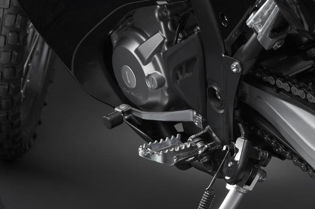 画像: 転倒時のダメージ軽減を狙い、CRF250L、CRF250Mと共通の可倒式チェンジペダルを採用する。