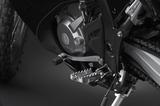 画像: 転倒時のダメージ軽減を狙い、CRF250L、CRF250Mと共通の可倒式チェンジペダルを採用する。