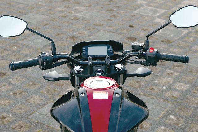 画像: ハンドルはネイキッドモデルらしくバーハンドルだが、グリップの位置はやや低めに設定されていて、適度にアップライトでスポーティなライディングポジションをとれる。