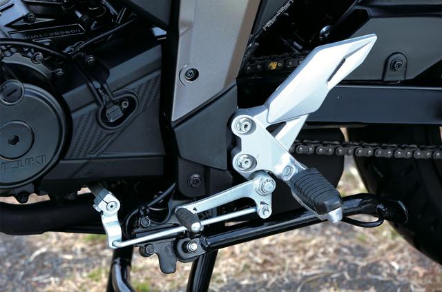 画像: スポーティさを強く感じさせるモデルだけに、ステップ位置もやや後退した設定とされていて、快適さとライディングしやすさを両立するポジションを実現。