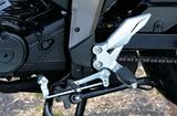画像: スポーティさを強く感じさせるモデルだけに、ステップ位置もやや後退した設定とされていて、快適さとライディングしやすさを両立するポジションを実現。