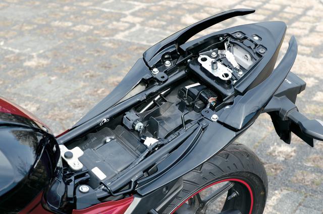 画像: シートを外すとシートレール部にスペースが現れる。それほど広いスペースではないが、車載工具や書類といった小物類を収納できるようにデザインされている。