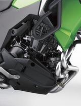 画像: ニンジャ250ベースのエンジンだが、オフロードなどを走ることも想定したヴェルシスXに合わせて、スムーズさと低速回転域の粘り強さを重視した扱いやすいセッティングとされている。
