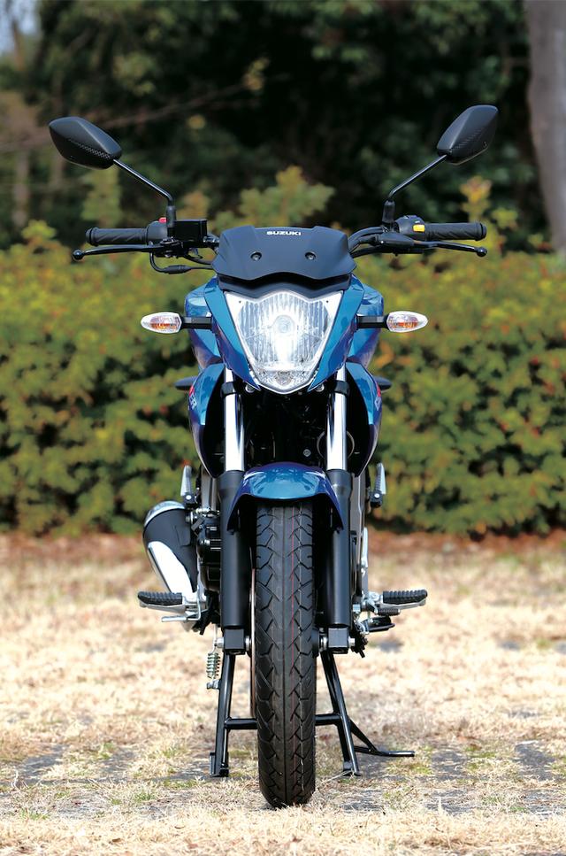 画像: 154㏄という小排気量のコンパクトな単気筒エンジンを搭載し、車体は極めてスリムだ。印象的なフロントマスクによって真正面から見ても存在感は抜群。