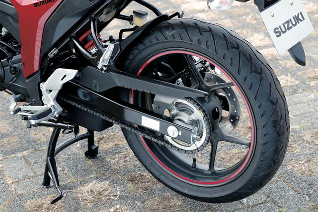画像: このクラスのスポーツバイクとしては珍しく、日常のメンテナンスなどに便利なセンタースタンドを標準装備。スイングアームはスチール製だ。