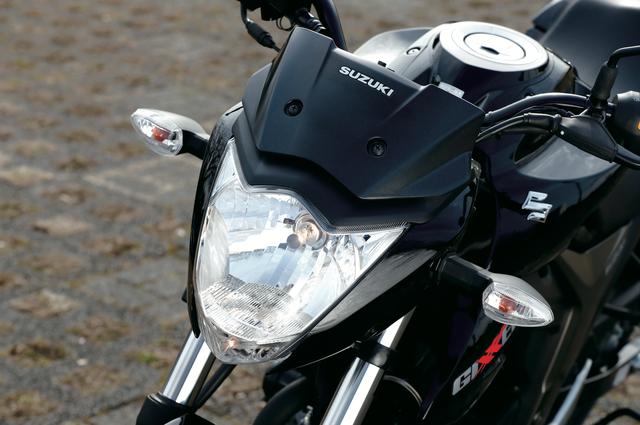 画像: リフレクターのデザインを最適化、カウルやメーターバイザーのデザインと合わせてシャープな表情のフロントマスクを作り出している逆三角形形状のヘッドライト。