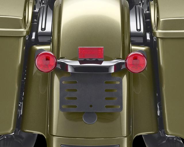 画像: 最上級のCVOモデルで採用されるリアフェンダーとサドルバッグの間を埋める「リアフェイシアパネル」を採用。ストップランプ一体型のウインカーでスマートな印象のリアビューとなっている。