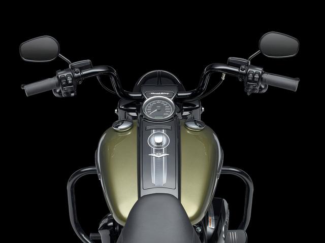 画像: 高さ9インチ(約23 ㎝)の新型ミニエイプハンドルバー(直径1.25インチ)を採用。ハンドルバーの直径は1.25インチとなっている。エンジンガードもブラックアウト…徹底したソリッド感だ。