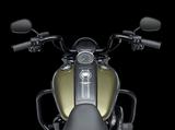 画像: 高さ9インチ(約23 ㎝)の新型ミニエイプハンドルバー(直径1.25インチ)を採用。ハンドルバーの直径は1.25インチとなっている。エンジンガードもブラックアウト…徹底したソリッド感だ。