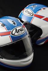 画像: 1993年のWGP500チャンピオン、ケビン・シュワンツ氏のレプリカモデル。シュワンツレプリカを取り扱う東単では、左の写真の2つのモデルのほかに、ケガの影響で引退した1995年のレプリカモデル「QUANTUM-J Schwantz95(シュワンツ95)」(4万9680円)もラインアップしている。思い出の中のシュワンツは、どちらのヘルメット? (左:)東単/Arai RX-7X Schwantz 価格:6万8040円、(右)東単/Arai SZ-Ram4 Schwantz 価格:5万4000円