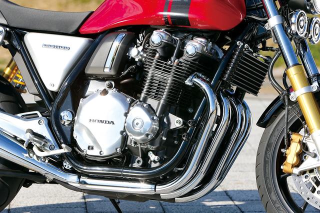 画像: 空冷直4エンジンは、CB1300の水冷直4の腰下をベースに開発された従来モデルのCB1100と基本的に同じものだが吸排気系をリファイン。クラッチレバーの操作を軽くしシフトダウン時の後輪のホッピングを抑えるアシスト&スリッパークラッチも新採用。
