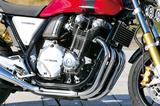 画像: 空冷直4エンジンは、CB1300の水冷直4の腰下をベースに開発された従来モデルのCB1100と基本的に同じものだが吸排気系をリファイン。クラッチレバーの操作を軽くしシフトダウン時の後輪のホッピングを抑えるアシスト&スリッパークラッチも新採用。