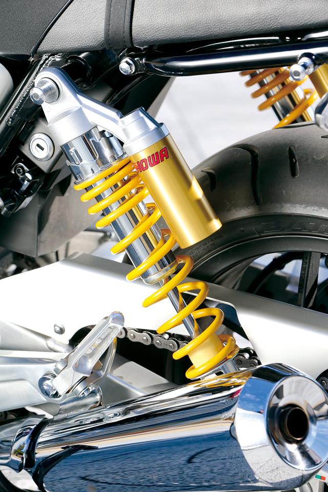 画像: ピギーバック式のリアショックはショーワ製。CB1300SFなどと同タイプの外観で、下部にはダイヤル式の伸び側調整機構が備わる。