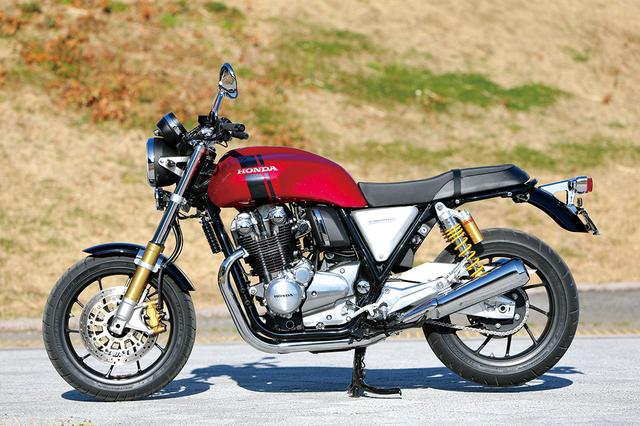 画像: タンクやサイドカバーなどスタイリングはCB1100EXと基本的に変わらないRSだが、17インチと小径化され同時にキャストに変更された前後ホイールとやや前傾したディメンションによって、意外なほどに印象が異なって見える。