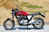 画像: タンクやサイドカバーなどスタイリングはCB1100EXと基本的に変わらないRSだが、17インチと小径化され同時にキャストに変更された前後ホイールとやや前傾したディメンションによって、意外なほどに印象が異なって見える。