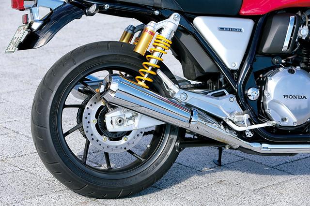 画像: CB1100RSのスイングアームは、軽量なアルミ製。ツインショックのリアダンパーユニットは、リザーバータンク付の分離加圧式倒立ダンパーが装着される。