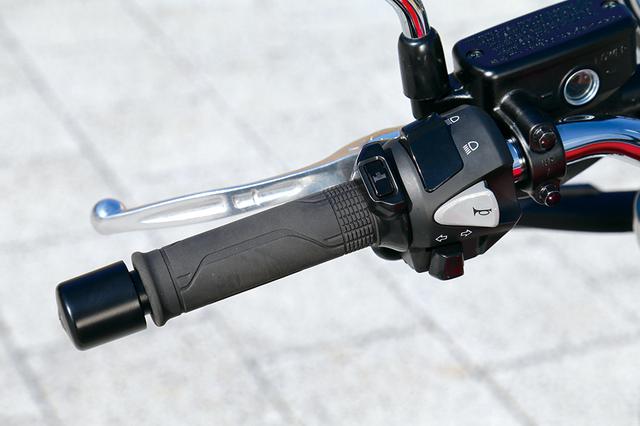 画像: このRSには「Eパッケージ」は設定されず、グリップヒーターとETC車載器は標準装備となる。グリップヒーターは温度を5段階に調整可能だ。