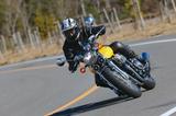 画像: 止めておいて眺めてももちろん美しいCB1100EXのクラシカルなネイキッドスタイルだが、この写真を見れば走っている姿がさらに魅力的に見える。