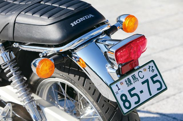 画像: LEDテールランプはRSと同じものだが、メッキリアフェンダーや丸型ウインカー、リアガーニッシュ、厚めのワディングを採用したシートと組み合わされて伝統的スタイルを強調。