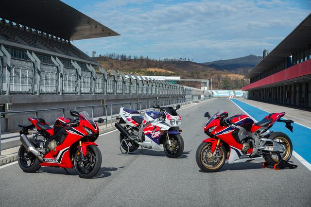 画像: 左からCBR1000RR(2017年)、CBR900RR(1992年)、CBR1000RR SP1(2017年)。