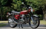 画像: ホンダが世界GP参戦で積み重ねた技術力を結集して1969年にデビュー。直4エンジンを搭載したのも、油圧ディスクブレーキ採用も量産市販車としては世界初。その圧倒的な高性能でライバルを圧倒、現代の大排気量スポーツバイクの方向性を決定づけた、オートバイの歴史に燦然と輝く1台。 ● 空冷4 ストOHC2バルブ並列4 気筒●736㏄ ●67PS/8000rpm●6.1㎏-m/7000rpm●220㎏●3.25-19・4.00-18●38万5000円