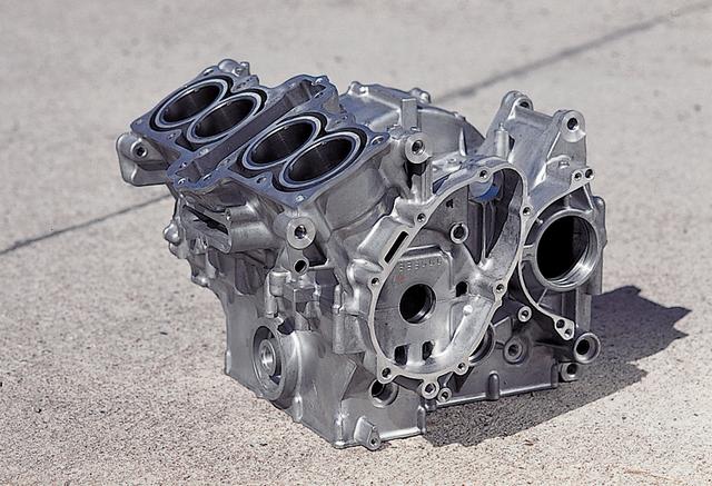 画像: 基本設計は初代CBR400RRから受け継ぐが、シリンダーとアッパークランクケースの一体化などによってエンジンを大幅にコンパクト化。LCGフレームと合わせて低重心化、マスの集中化を徹底。