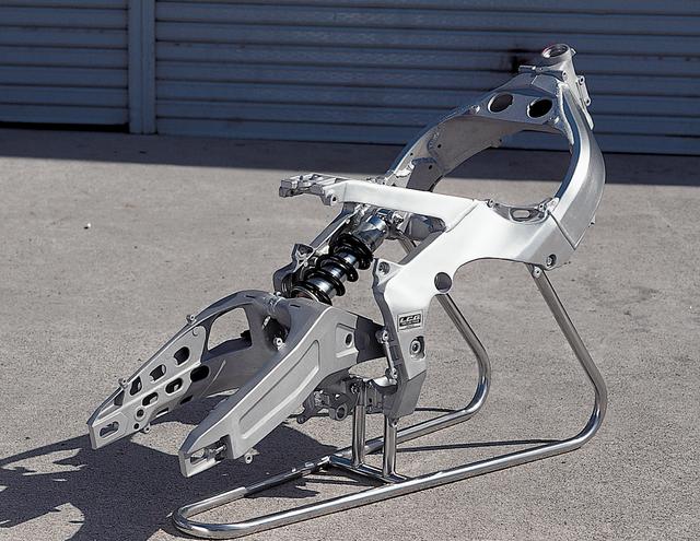 画像: フレームは、コンパクト化を図ったエンジンにあわせ新設計したアルミ製LCGフレーム。キャステック・ガルアームは高い剛性を確保しながらマフラーを効率よくレイアウトできる。