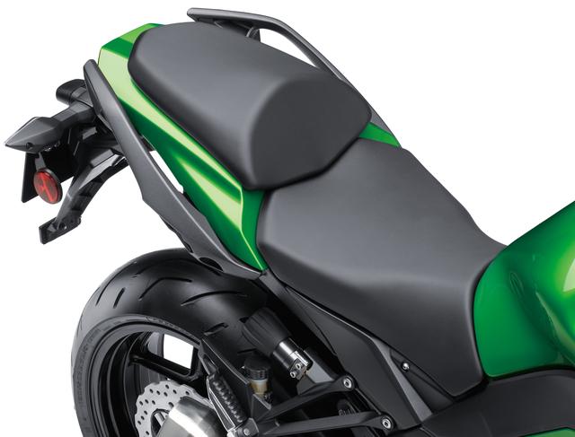 画像: ライダー側のシートは座面が広がり、サポート性が向上している。また、ライダー、パッセンジャーの両シート共に快適性が向上している。
