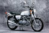 画像: ホンダが750、500に続いて新たに投入したのが、初のアンダー400ccの4気筒車となるCB350FOUR。粘り強く扱いやすい4気筒エンジンをコンパクトな車体に搭載し、軽量、扱いやすさをうたっているものの、同じホンダの4ストローク2気筒、CB350エクスポートよりも走りのポテンシャルで劣ることもあり、多くの支持を集めることなく、廃盤となってしまった。 ● 空冷4ストOHC2バルブ並列4 気筒●347㏄ ●34PS/9500rpm●2.7㎏-m/8000rpm●184㎏●-●26万5000円