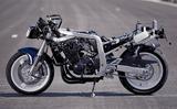 画像: 先代GK73Aのツインチューブ構造のDC-ALBOXフレームから、GSX-R750のTT-F1仕様をスケールダウンしたようなダブルクレードルフレームに変更。レースで実績のある技術でサーキットでの速さを追求。