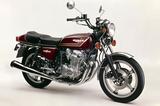 画像: CB750FOURの基本的なメカニズムを受け継ぎながら、集合マフラーやテールカウル付きシートなどで、スタイリングを軽快でスポーティな雰囲気のカフェレーサー的デザインに変更したモデル。シリーズ初のリアディスクブレーキも装着。従来型スタイルのCB750FOURと併売されていた(画像は1977年型)。 ● 空冷4 ストOHC2バルブ並列4 気筒●736㏄ ●67PS/8500rpm●6.1㎏-m/7500rpm●244㎏●3.25-19・4.00-18●46万8000円