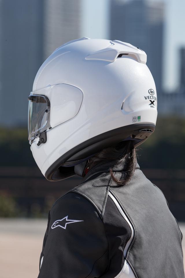 画像: 大きなデュフューザーを持たないシンプルな帽体フォルムゆえに、体の小さい女性ライダーでも「頭でっかち」な感じにならず、レトロ系デザインのオートバイとマッチすることもベクターXの特徴。