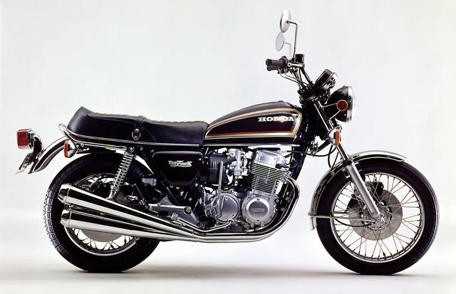 画像: CB750FOUR系の最後を飾ったモデル。タンクデザインの変更や段付きシート採用でイメージチェンジされたスタイルだけでなく、リアホイールの17インチ化、リアブレーキのディスクブレーキ化、最高出力65PSと従来より2PSダウンした仕様のエンジンなど変更点は多い。 ● 空冷4 ストOHC2バルブ並列4 気筒●736㏄ ●65PS/8500rpm●5.9㎏-m/7500rpm●255㎏●3.50-19・4.50-17●48万9000円