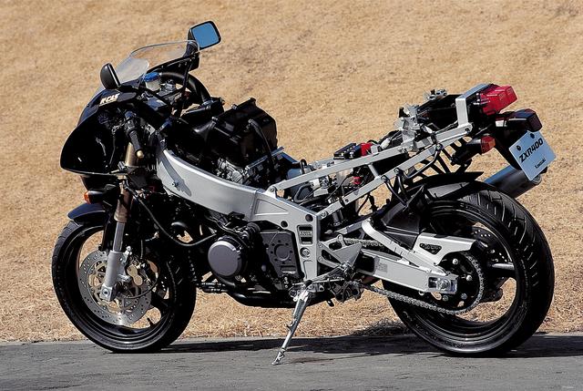 画像: アルミ製のツインスパーフレームは、左右のメインスパーに縦120×横30㎜の日の字断面押し出し材を使用している。スイングアームピポットやヘッドパイプ付近は鋳造の部材だ。