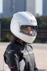 画像: 頭頂部に新開発の『デュアルフローダクト』を搭載。エアインテーク部が高い位置にあるため、アップライトなポジションのネイキッド車や大型スクリーン付きのツアラーでも確実なベンチレーション効果が得られる。