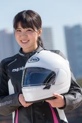 画像: アライの中堅モデルだけに機能や安全性には文句なし。レース指向モデルとは一線を画した設計理念にも納得。ベンチレーターのシャッター開閉つまみがもう少し大きければ厚手のウインターグローブでも操作しやすい。
