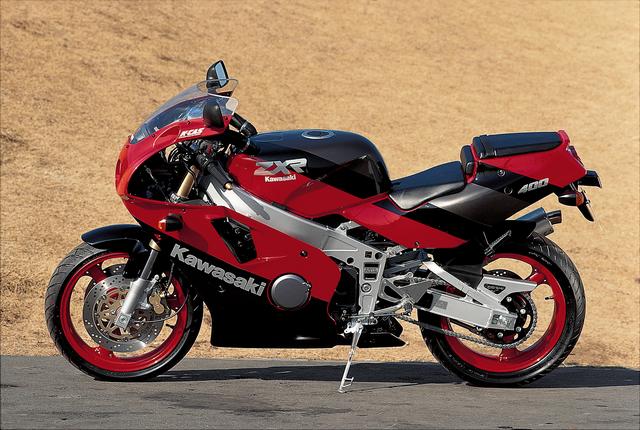 画像: スタンダードモデルの他、クロスミッションやFRP製シートカウルを備えたSPレース向けのベースモデル・ZXR400Rもラインアップされていた。SP仕様の車重はスタンダードの3㎏減となっている。