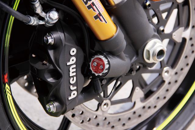 画像: 上級モデルの「R」は、スーパーバイク世界選手権などで開発されたショーワ製バランスフリーフォークを装着。ブレーキはブレンボ製のラジアルマウントキャリパーとTドライブディスク。