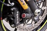 画像: 上級モデルの「R」は、スーパーバイク世界選手権などで開発されたショーワ製バランスフリーフォークを装着。ブレーキはブレンボ製のラジアルマウントキャリパーとTドライブディスク。