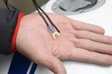 画像: 端子はボディーアースさせるマイナス側がクワ型で、プラス側は付属のワンタッチコネクターの使用を前提にした切りっぱなし。アクセサリー端子のある車両にはギボシ端子を付けて接続するとスマート。