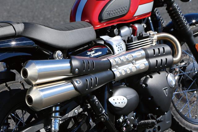 画像: このバイクの重要なパートを担うアップマフラーは新設計されたもの。キャタライザーを巧みに配置してスリムさを損なわないようデザインされており、ヘッダーとサイレンサーはブラシ仕上げのステンレス製だ。
