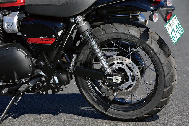 画像: KYB製のリアショックは他のモデルよりショック長を長くした専用品。余裕あるストロークとしなやかな特性で、あらゆる路面で走りを楽しめる設定となっている。