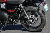 画像: KYB製のリアショックは他のモデルよりショック長を長くした専用品。余裕あるストロークとしなやかな特性で、あらゆる路面で走りを楽しめる設定となっている。