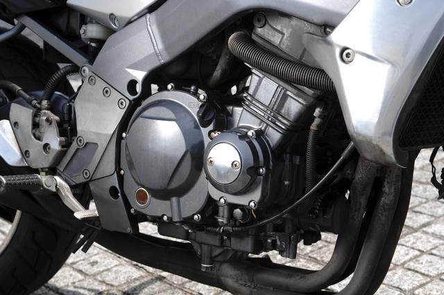 画像: 強烈な加速性能を実現するために、ZXR400用のエンジンをベースに、カムプロフィール、バルブタイミング、ピストン形状などを変更して中低速でのパワーを増強。