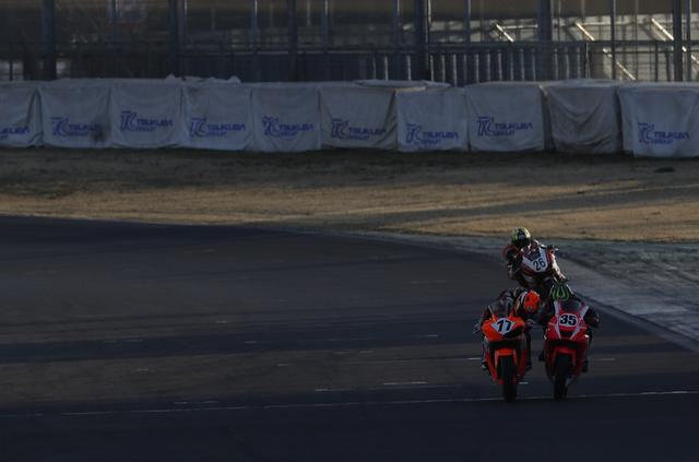 画像: フィニッシュの瞬間 インからカレンに並びかけたレイがギリギリギリでかわして優勝!