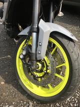 画像: こんなに綺麗な蛍光イエロー。バイクでみたことなあーい¨̮♡︎ グレーと蛍光イエローの組み合わせは、とっても新鮮¨̮♡︎ かなりの挑戦よね〜あたしは好みです。