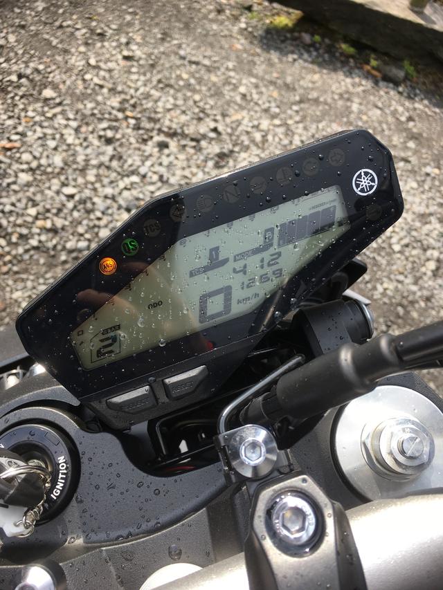 画像: こちら、Bモード。 あたしは、ちょうど、雨が降ってきたので使ってみたの。そうしたら、走りが優しくなりました。 柔らかくなる感じ。あたしは、実はこのモードが一番、安心できました。運転が下手なあたしには、制御強めが安心。ふわりと加速するのが、イイんです。